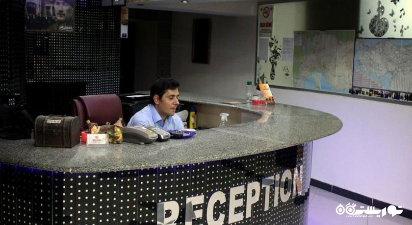 میز پذیرش هتل سفری